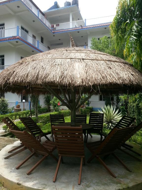 Hotel Shiva'S Dream Саураха Екстериор снимка