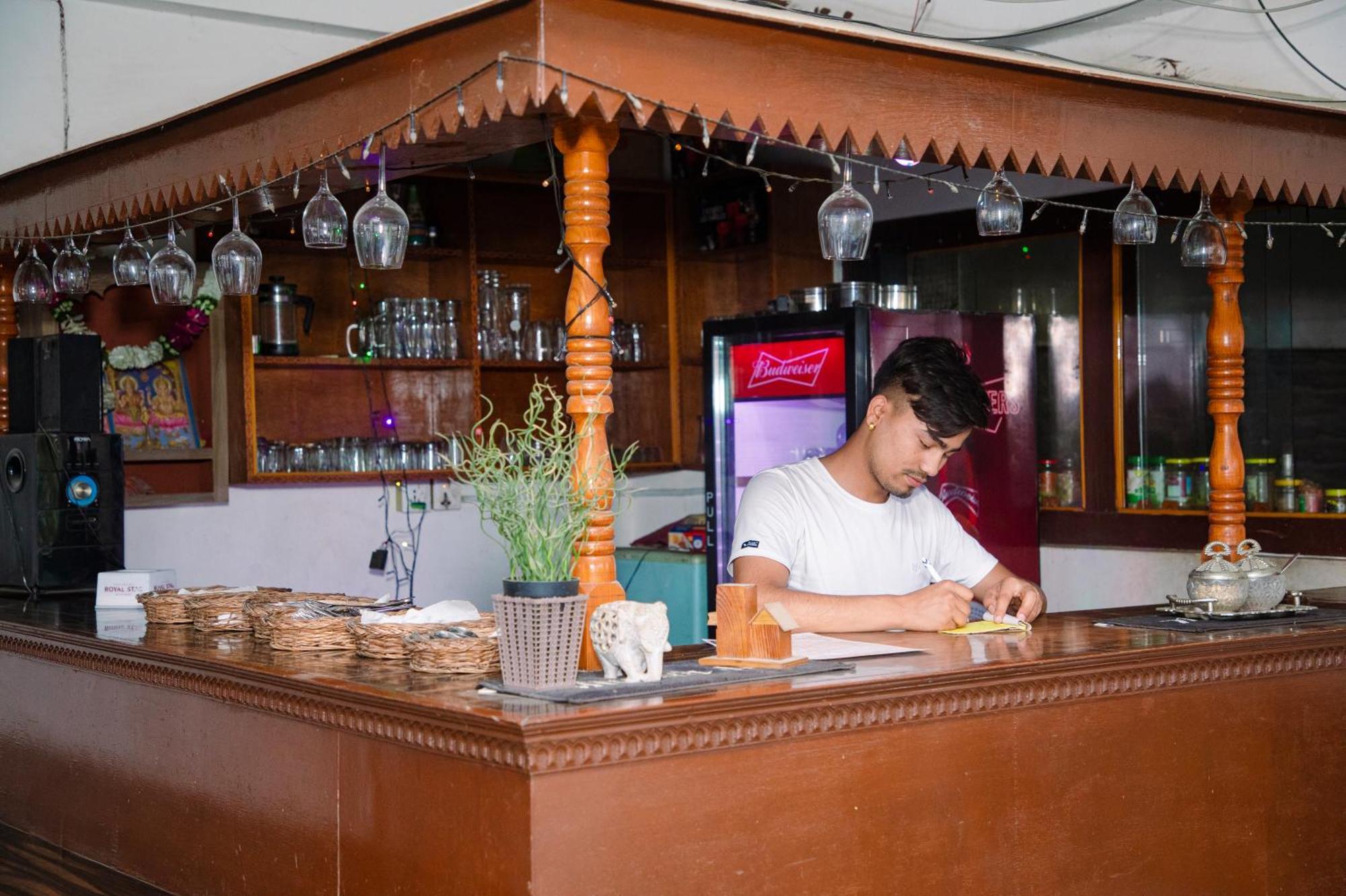 Hotel Shiva'S Dream Саураха Екстериор снимка