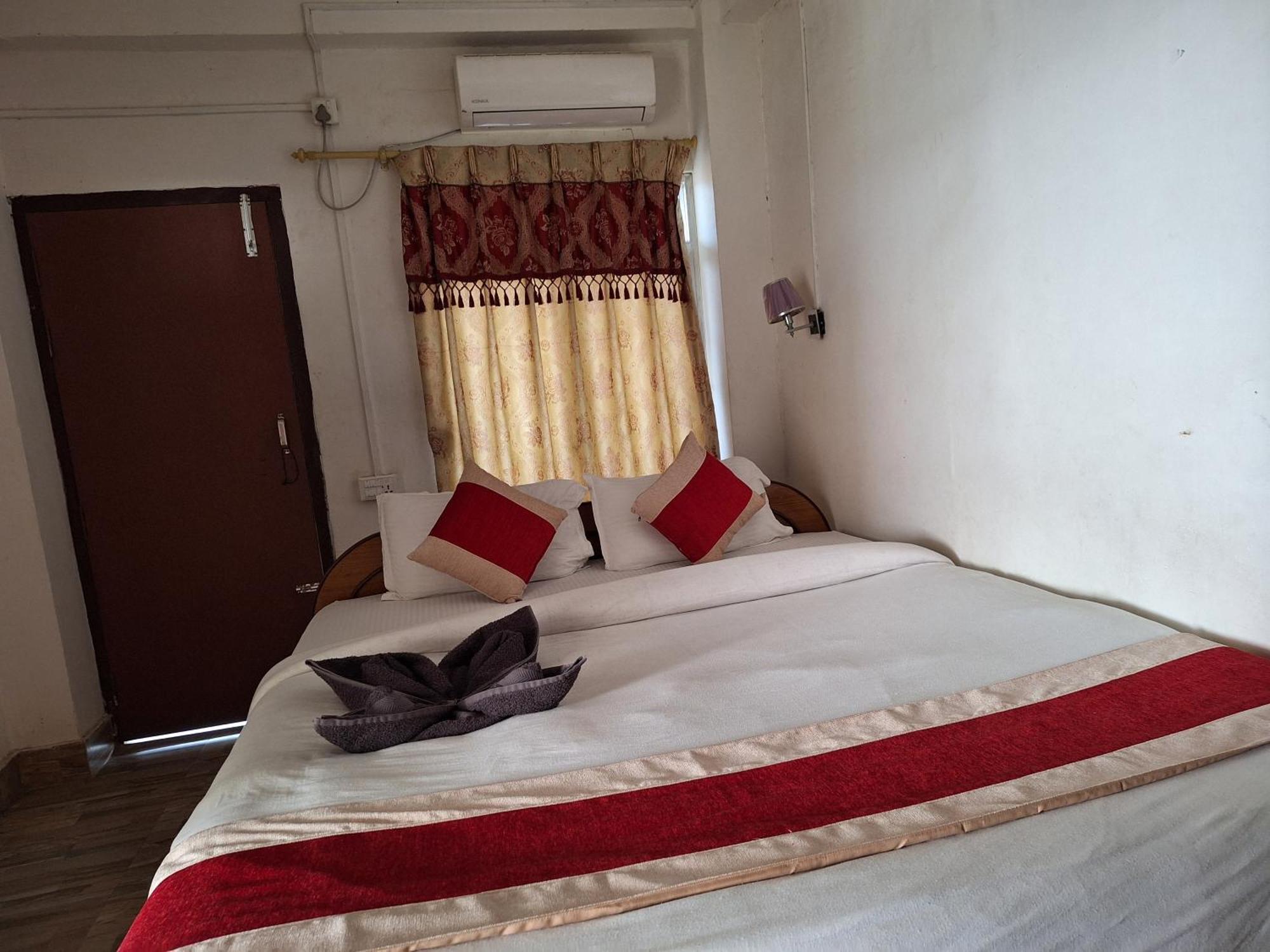 Hotel Shiva'S Dream Саураха Екстериор снимка